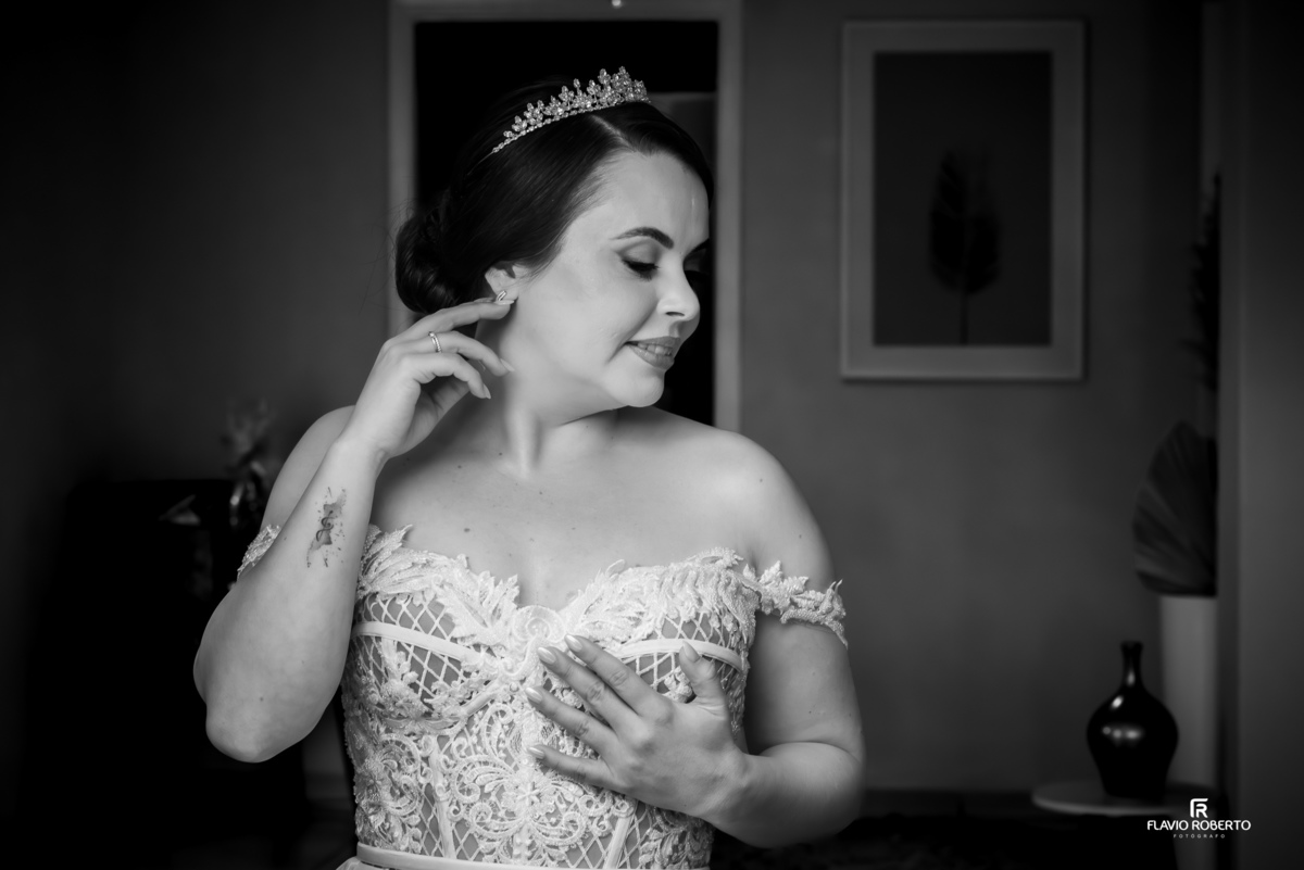 Noiva se preparando para casamento íntimo no Recanto do Bosque em Guaratinguetá durante o dia