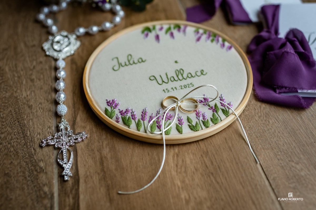 Detalhes do casamento com alianças e bordado personalizado do casal Júlia e Wallace