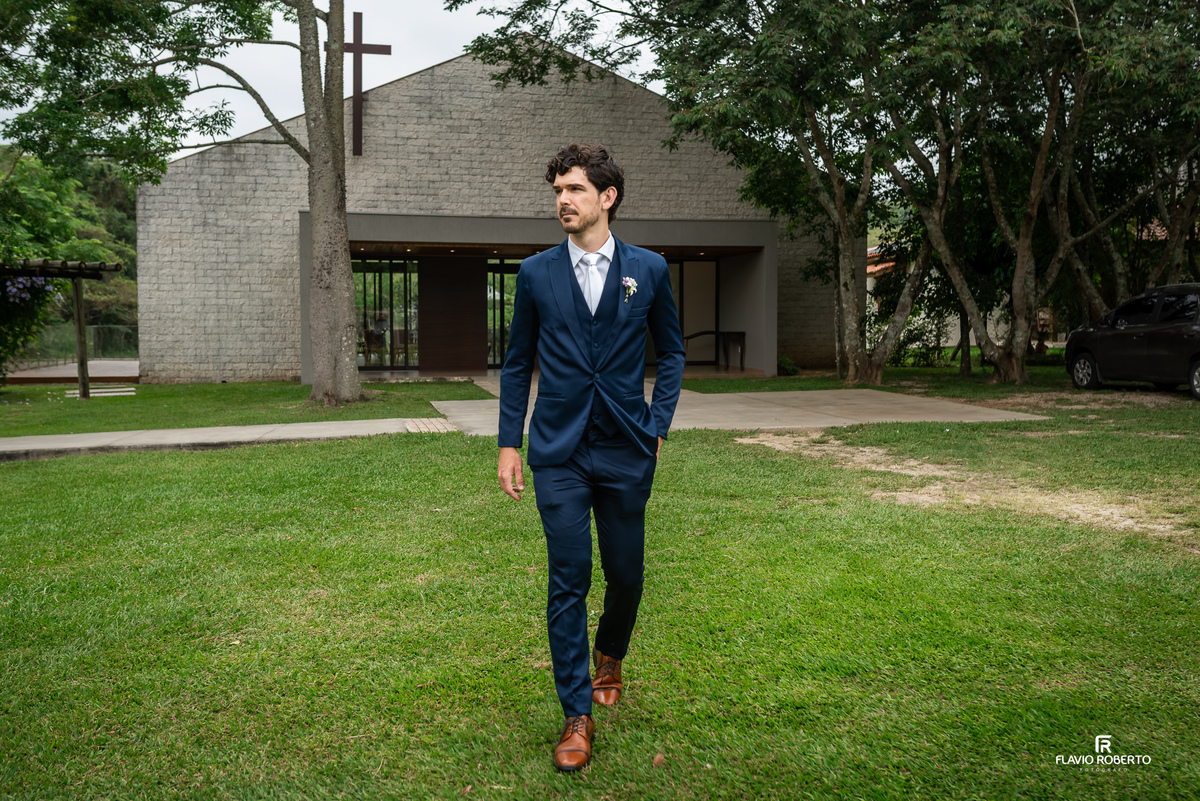Noivo caminhando pelo jardim antes da cerimônia no Recanto do Bosque em Guaratinguetá