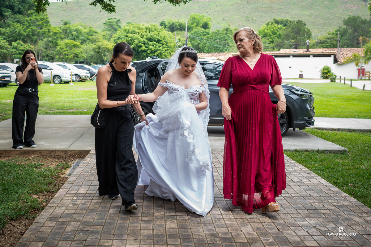 Chegada da noiva ao casamento campestre no Recanto do Bosque em Guaratinguetá com família