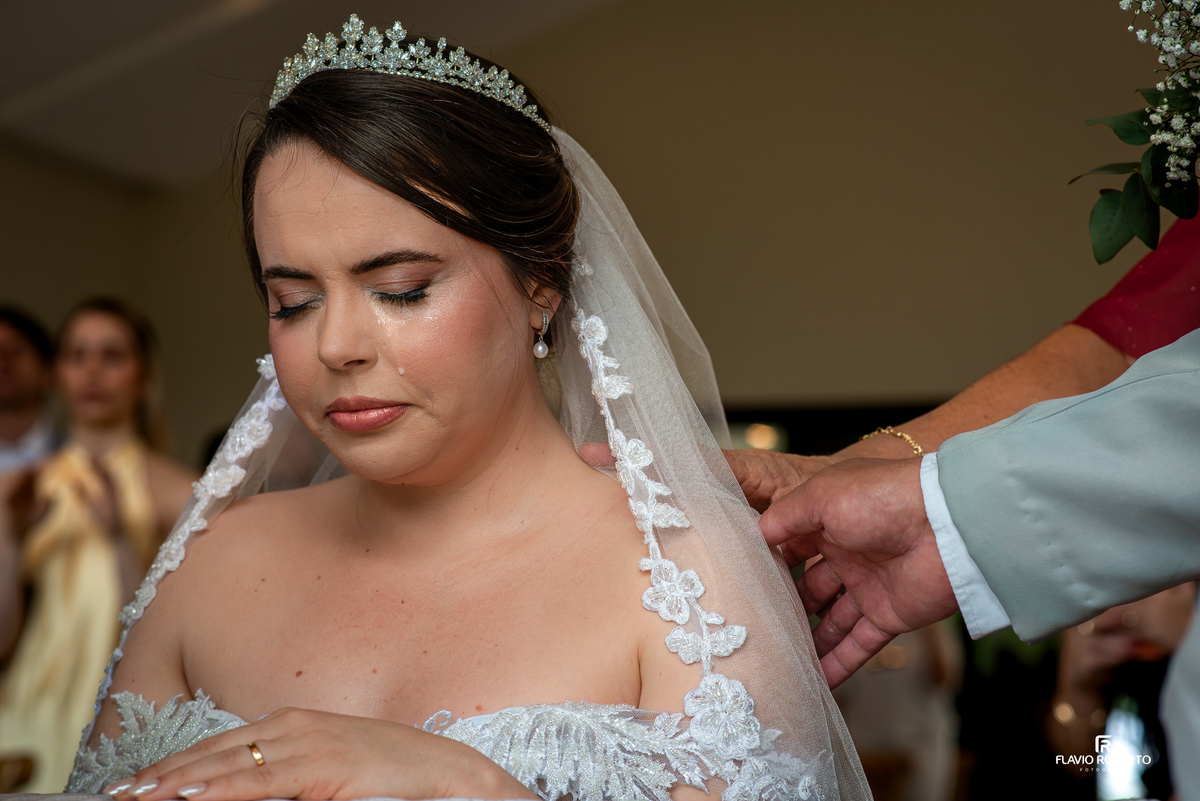 Emoção da noiva durante cerimônia católica em casamento no Recanto do Bosque