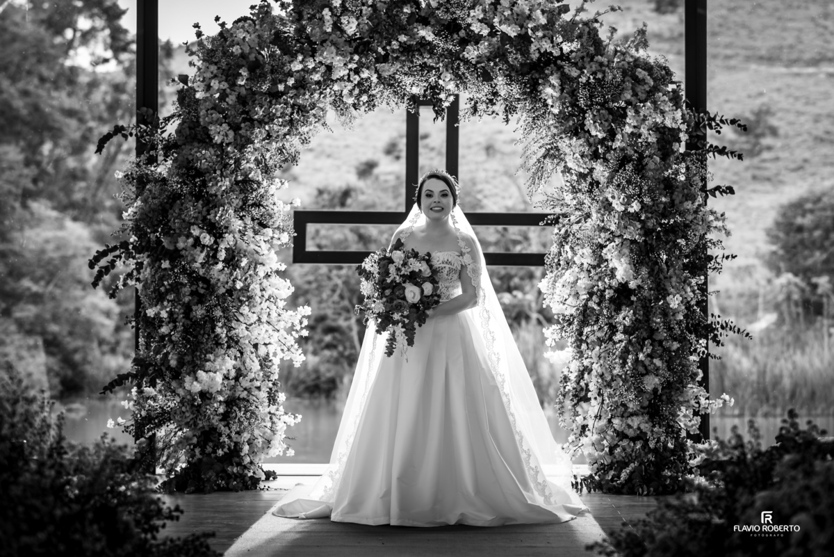 Noiva posicionada no altar decorado para casamento íntimo no Recanto do Bosque