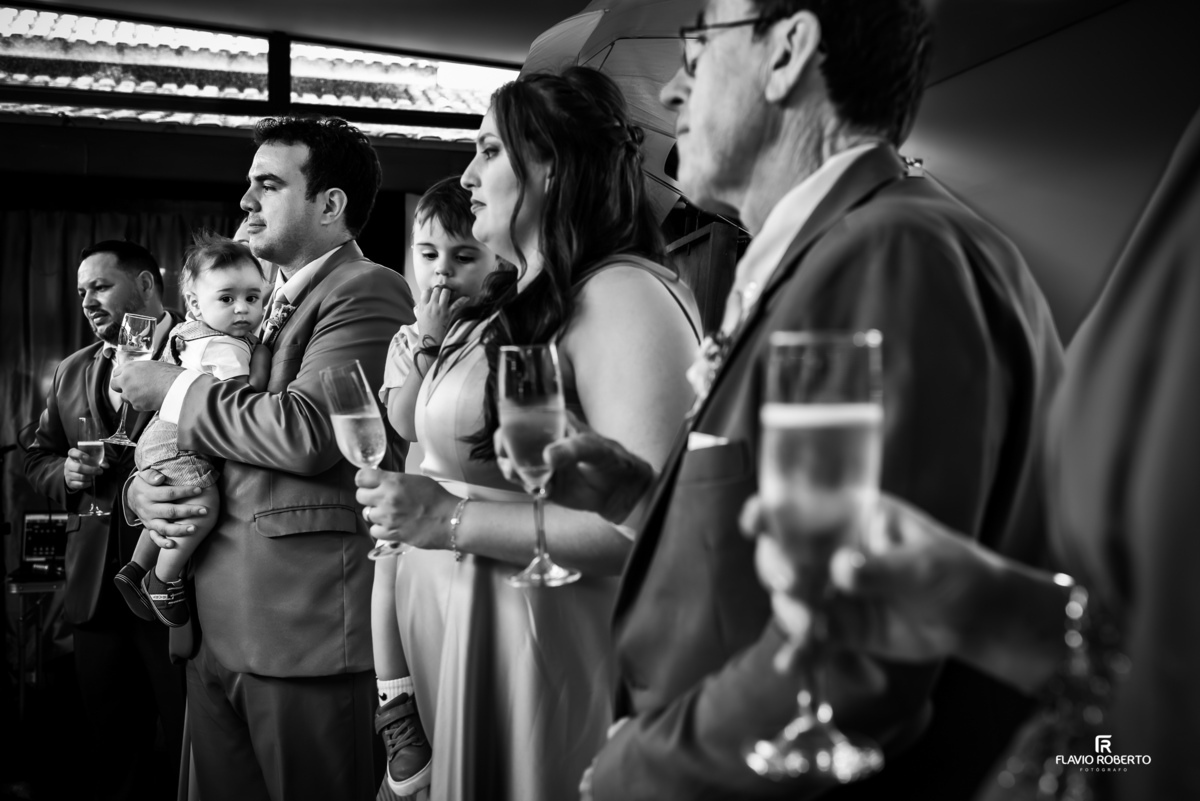 Brinde emocionante com familiares durante a recepção do casamento no Recanto do Bosque