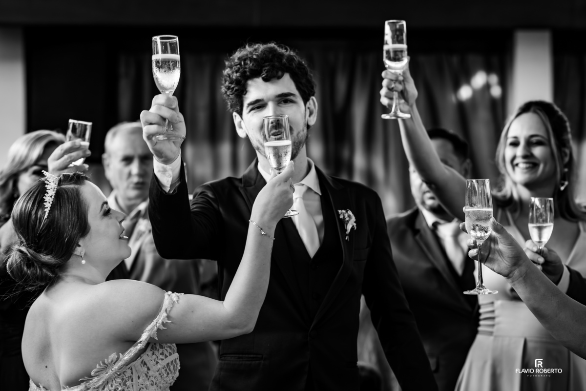 Brinde dos noivos em casamento intimista no Recanto do Bosque em Guaratinguetá