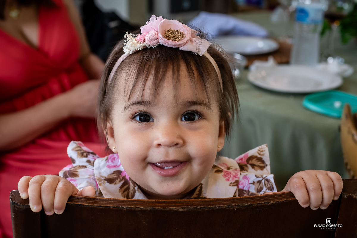 Criança convidada sorrindo durante a recepção do casamento íntimo em Guaratinguetá
