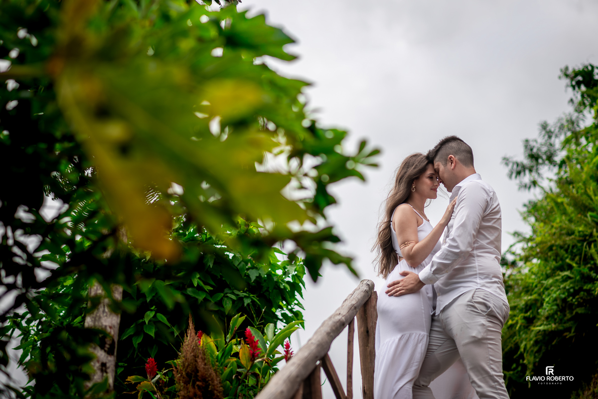 Ensaio pré casamento na Praia da Almada Ubatuba com casal abraçado em meio à natureza, fotos espontâneas para noivas de São Paulo e Minas Gerais
