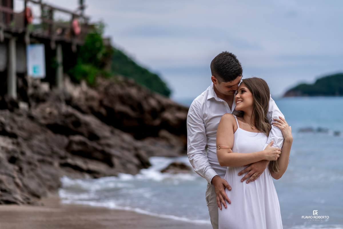 Pre wedding na praia em Ubatuba com casal caminhando de mãos dadas na areia, ensaio fotográfico leve e verdadeiro no litoral de SP