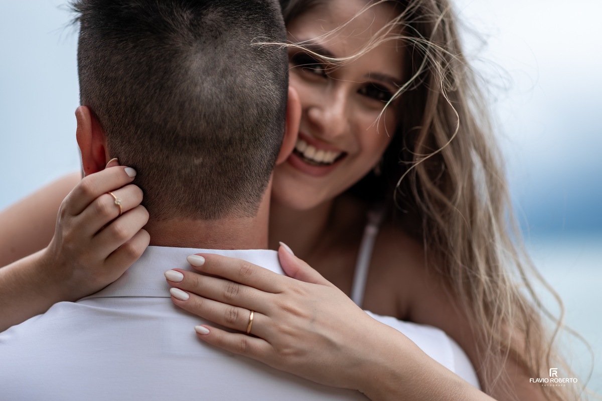 Ensaio pré casamento em Ubatuba com foco em emoção e espontaneidade, noiva sorrindo durante ensaio na Praia da Almada