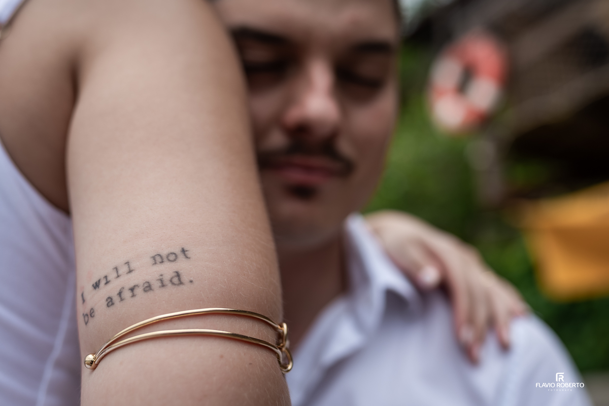Detalhe emocional do ensaio pre wedding na Praia da Almada em Ubatuba, conexão do casal e fotografia sensível no litoral paulista