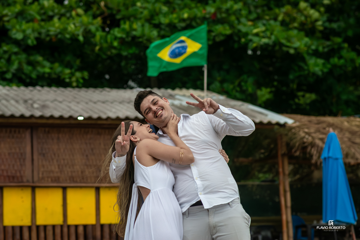 Ensaio pré casamento descontraído na Praia da Almada Ubatuba com casal sorrindo e se divertindo, fotos espontâneas para noivas de SP e MG