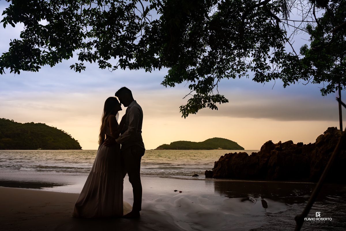 Ensaio pré casamento na Praia da Almada em Ubatuba ao pôr do sol, silhueta do casal e fotografia artística no litoral de São Paulo