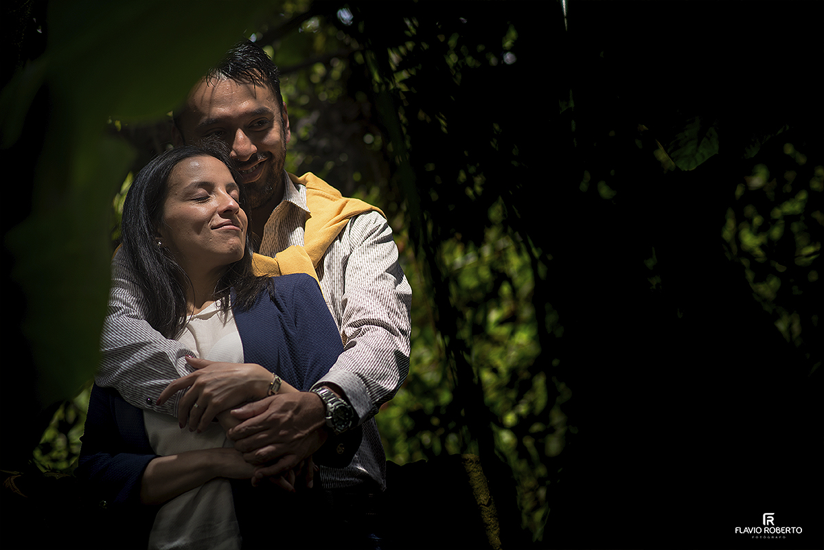 noivos abraçados no bosque