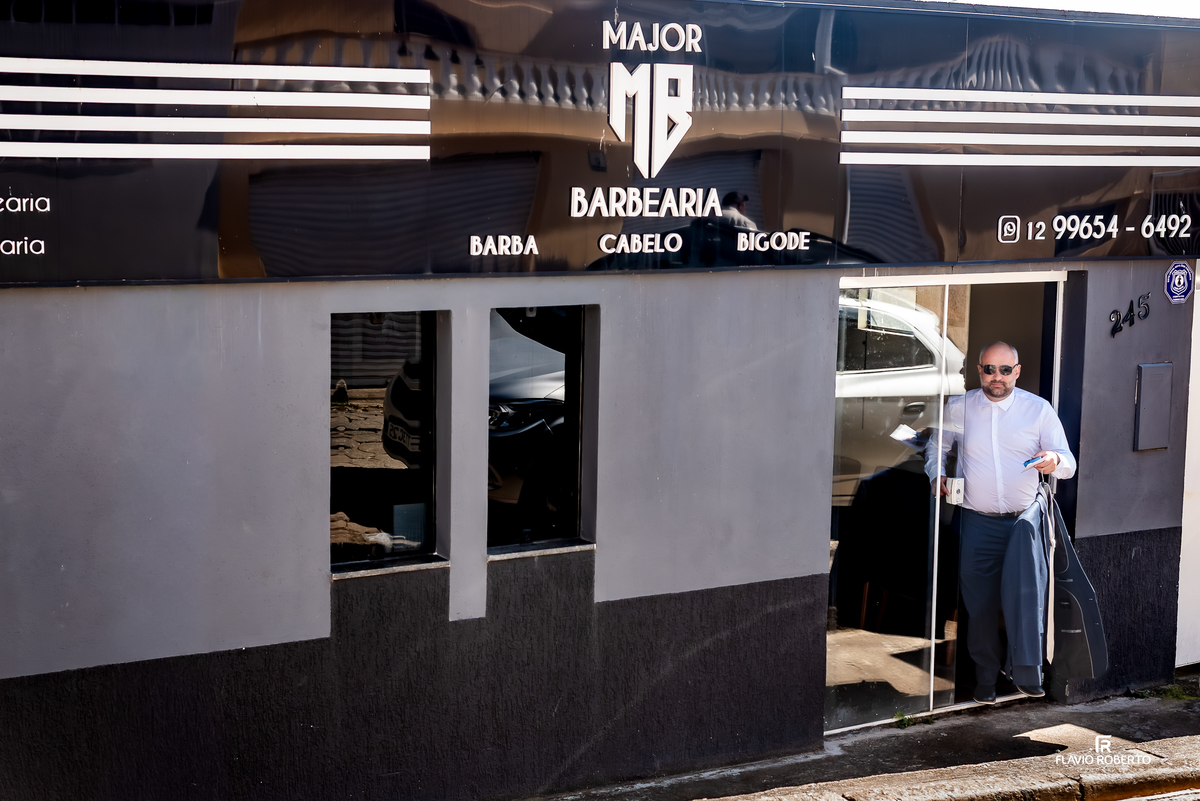Noivo se preparando na barbearia em Cunha antes do casamento na Matriz Nossa Senhora dos Remédios