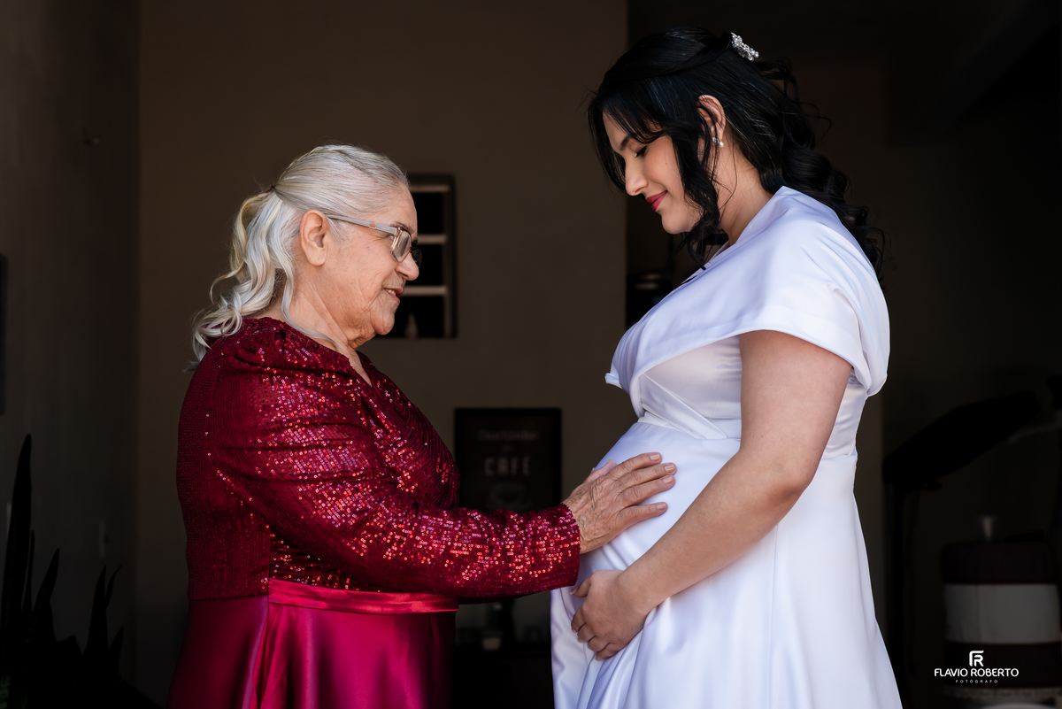 Noiva gestante recebe carinho da avó antes do casamento em Campos de Cunha