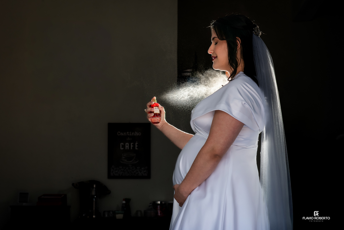 Noiva gestante se preparando para casamento na Matriz de Campos de Cunha