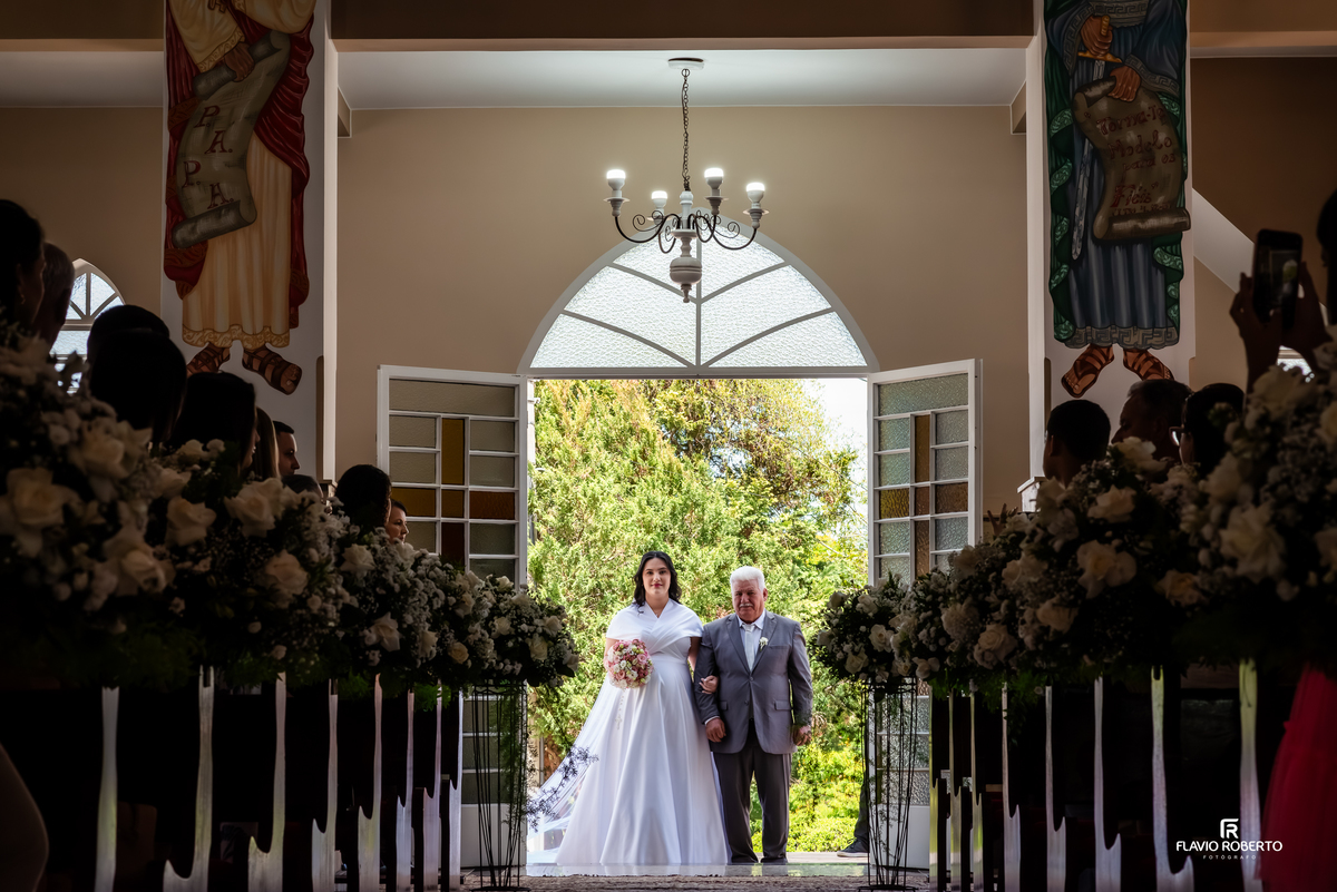 Entrada da noiva na Matriz Nossa Senhora dos Remédios em Campos de Cunha
