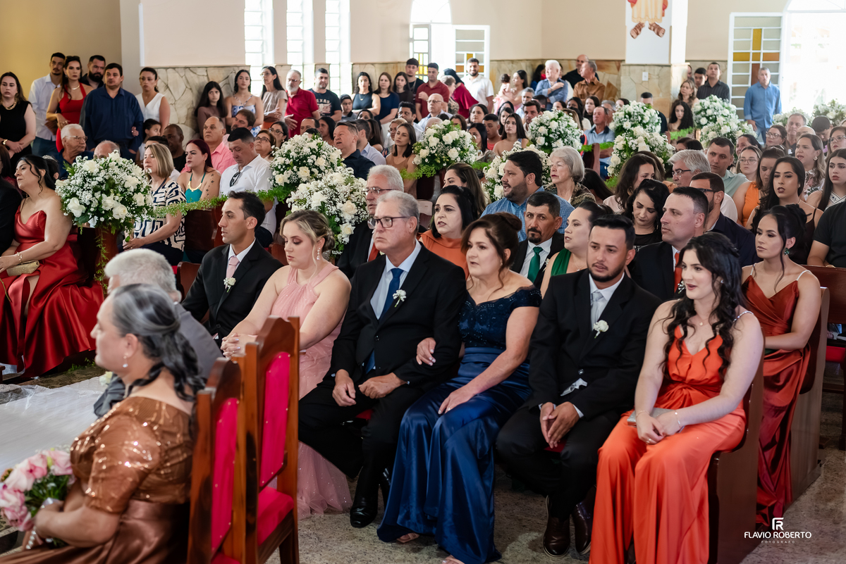 Cerimônia de casamento na Matriz de Campos de Cunha com igreja lotada
