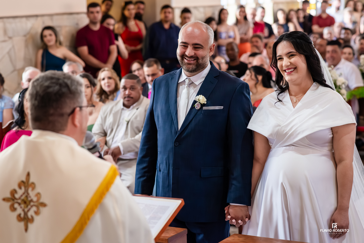 Noivos durante a cerimônia de casamento na Matriz Nossa Senhora dos Remédios em Campos de Cunha