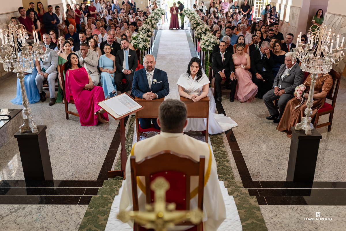 Momento de oração dos noivos na cerimônia religiosa em Campos de Cunha