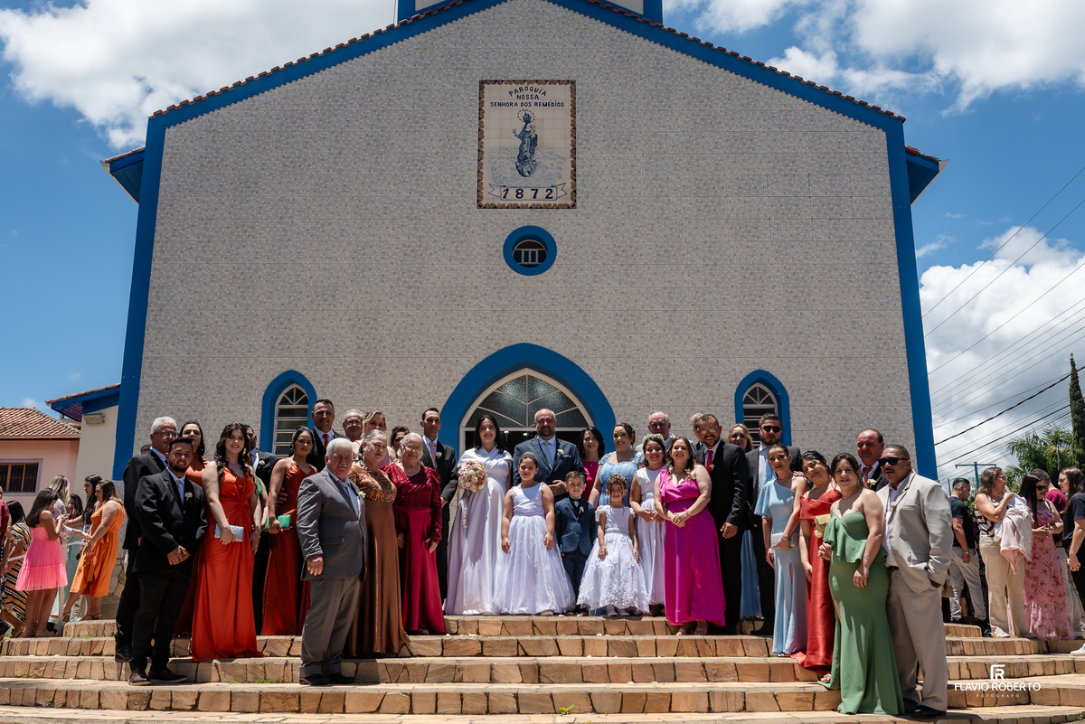 Foto oficial dos noivos e familiares na frente da Matriz Nossa Senhora dos Remédios em Campos de Cunha