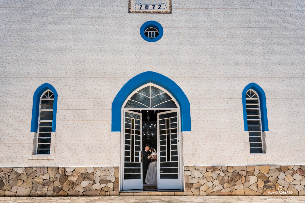 Noivos na porta da Matriz Nossa Senhora dos Remédios em Campos de Cunha