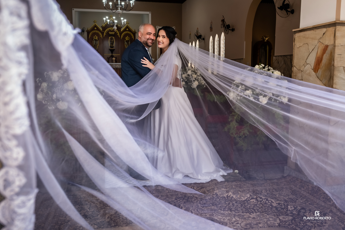 Ensaio dos noivos com véu aberto dentro da igreja em Campos de Cunha
