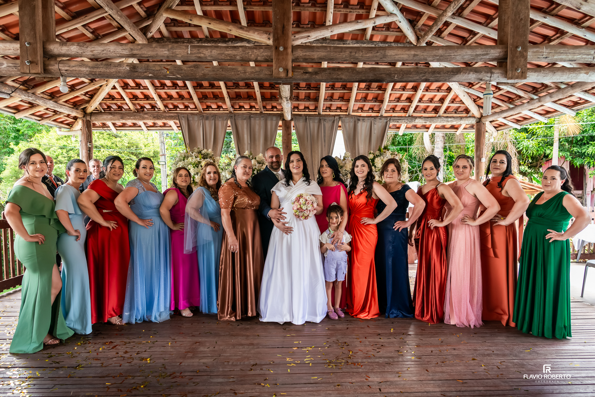 Noiva gestante com madrinhas na recepção do casamento em sítio em Campos Novos