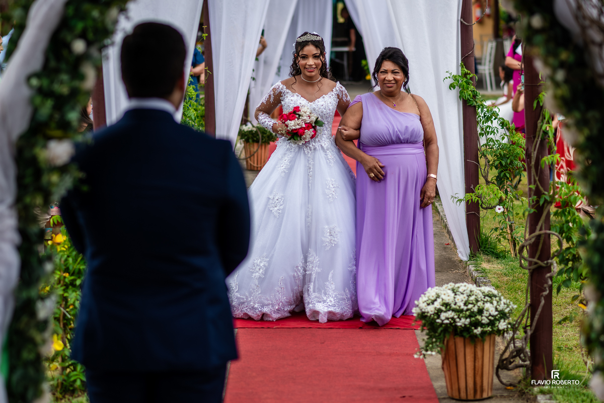 entrada da noiva Bionda na cerimônia de casamento em Canas SP
