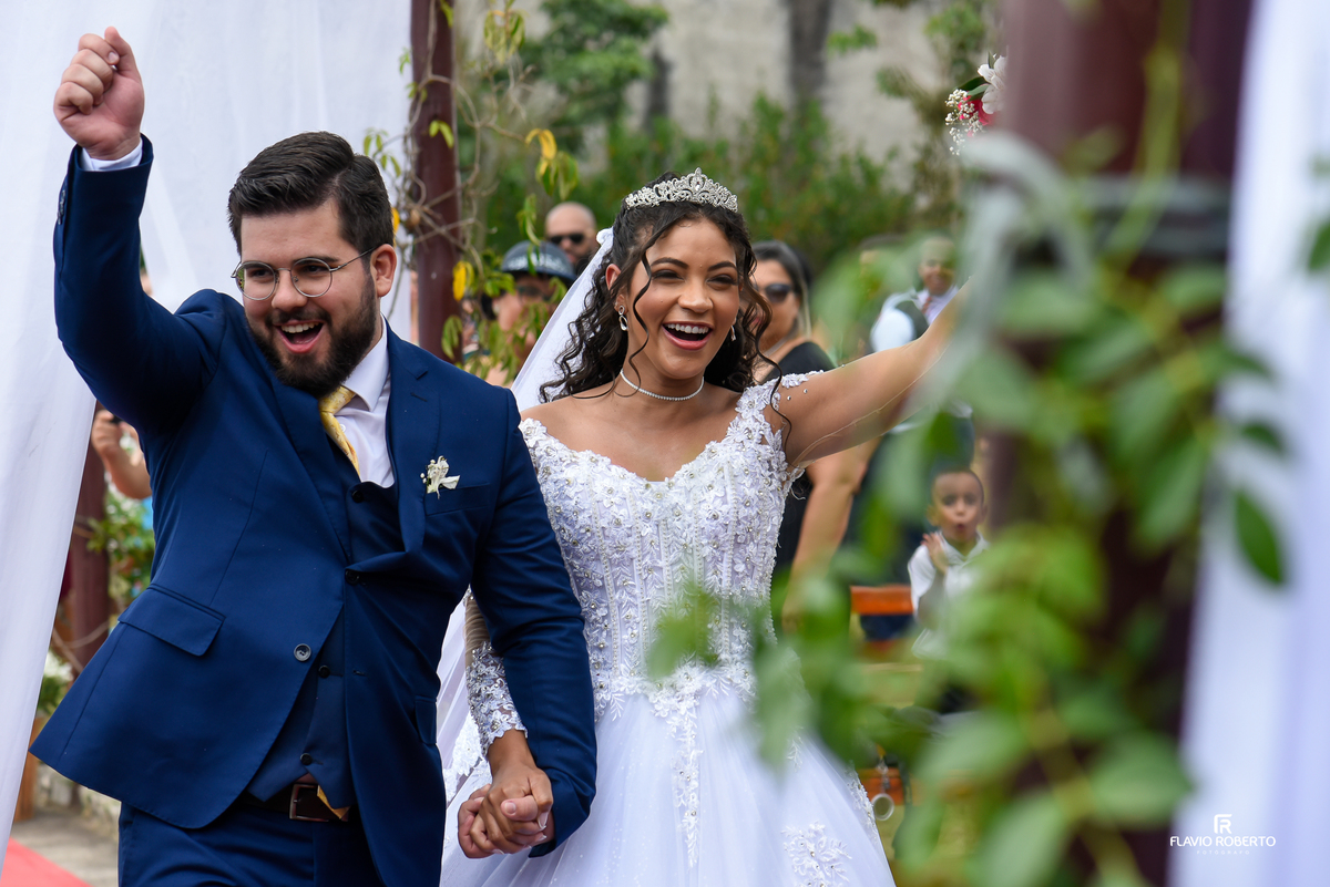 saída dos noivos Bionda e Khaled após cerimônia na Chácara Recanto da Lagoa em Canas SP
