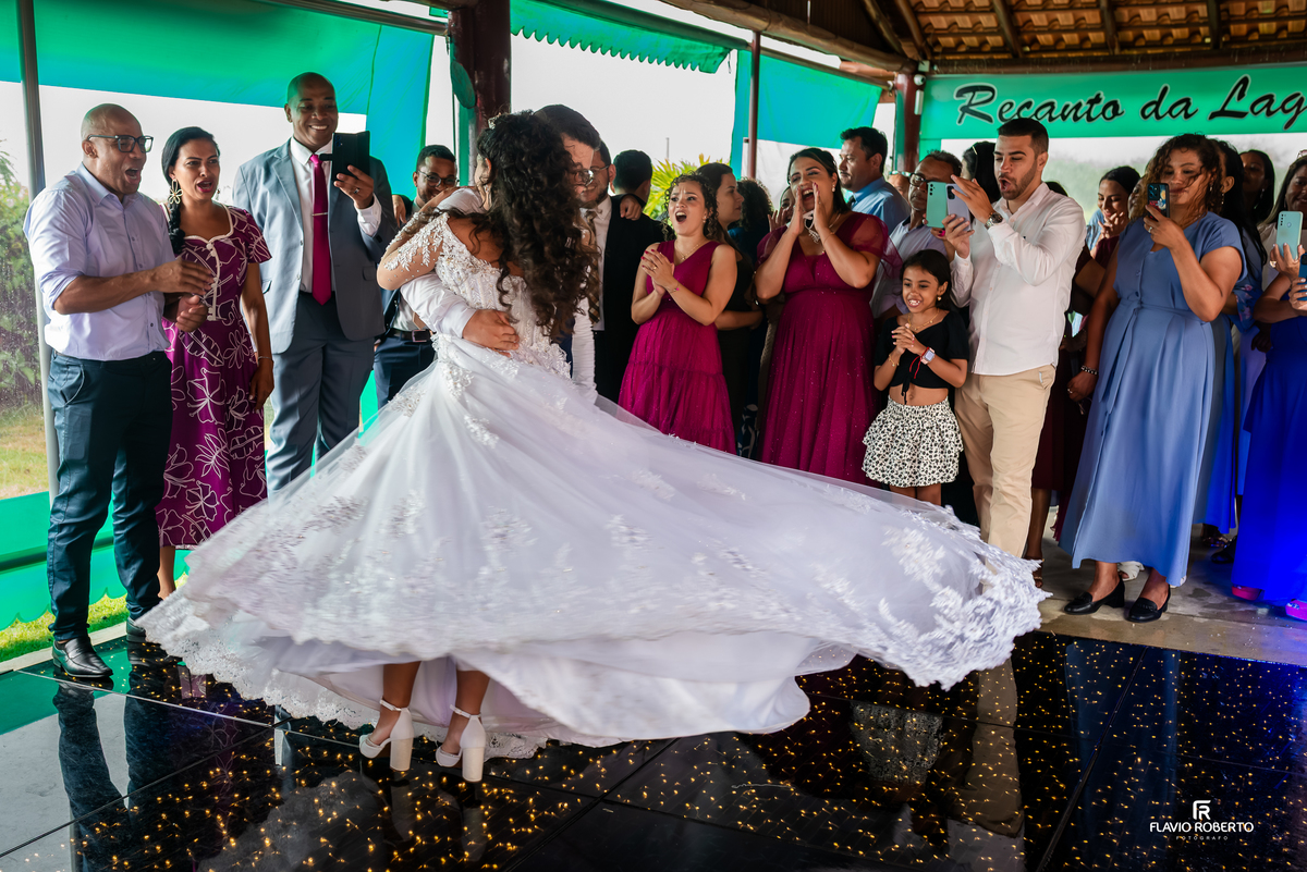 noivos celebrando na pista de dança durante a festa de casamento na Chácara Recanto da Lagoa em Canas
