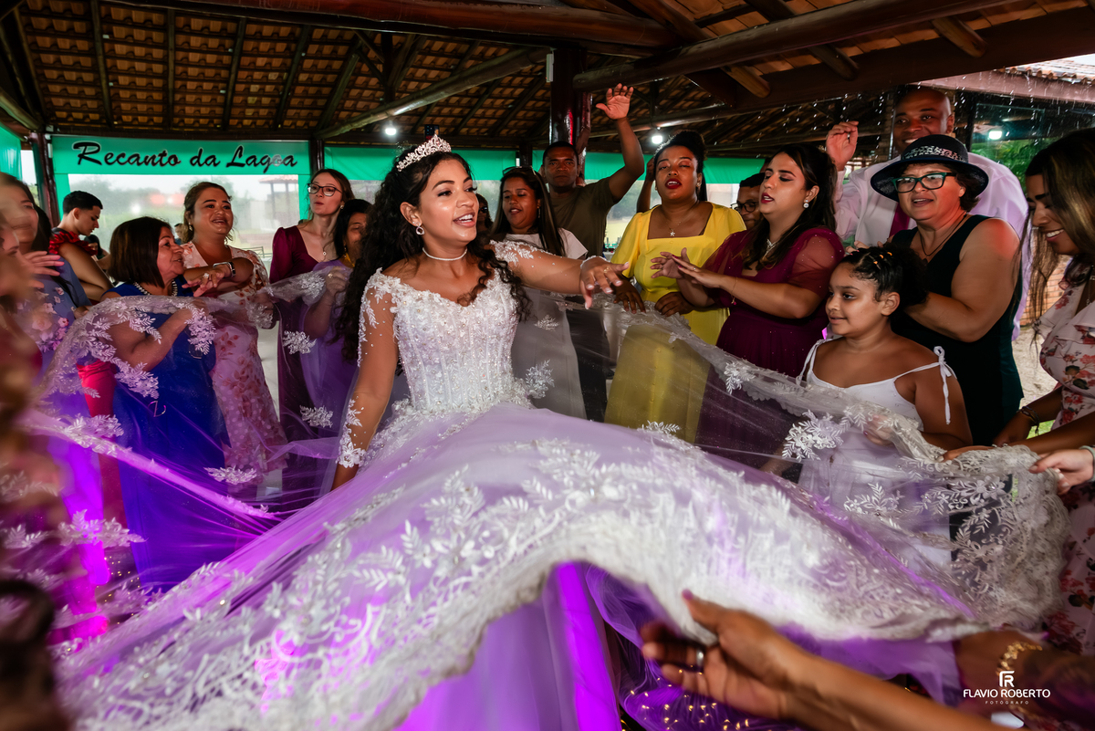 noivos celebrando na pista de dança durante a festa de casamento na Chácara Recanto da Lagoa em Canas
