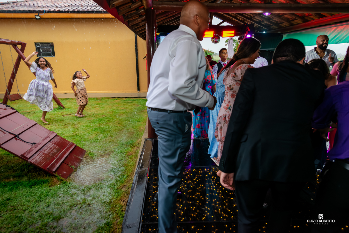 crianças brincando e correndo durante a festa de casamento na Chácara Recanto da Lagoa em Canas
