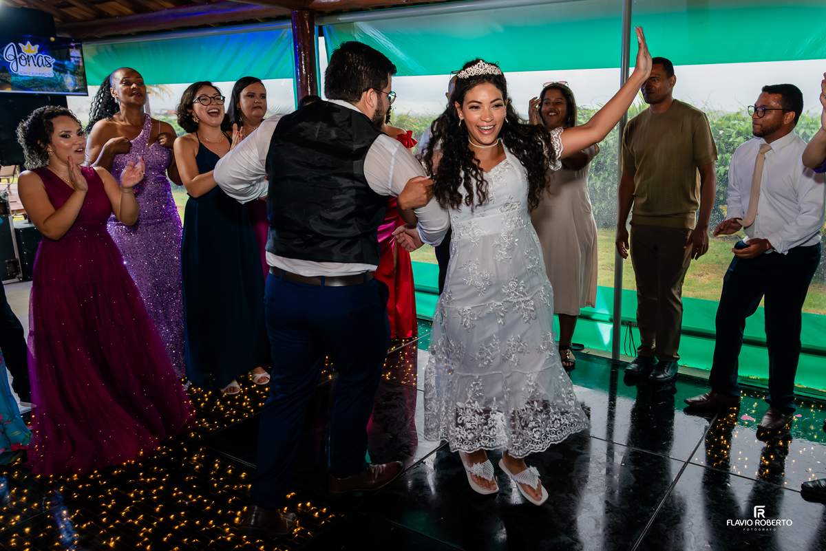 noivos comemorando com amigos durante a festa de casamento no Vale do Paraíba
