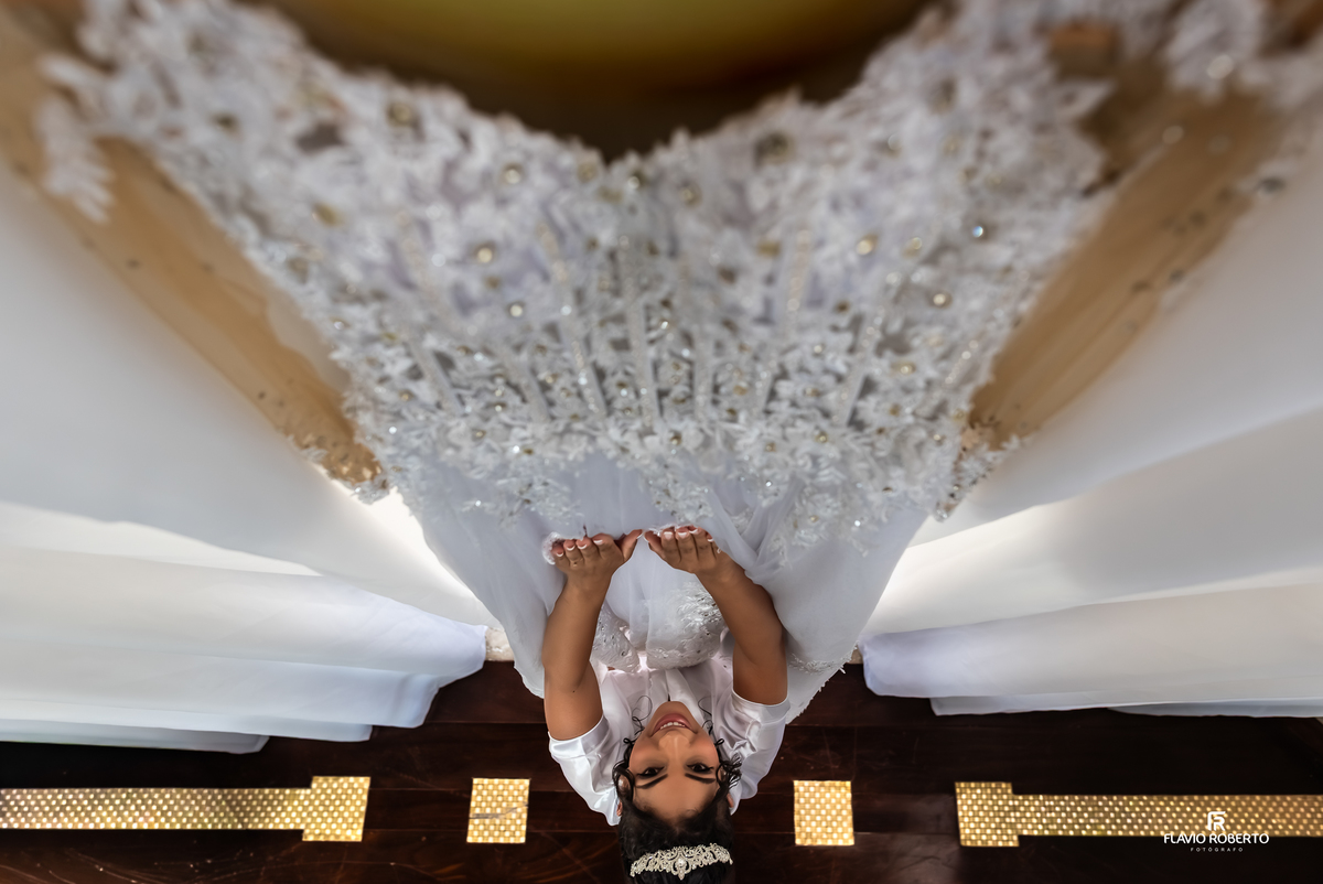 detalhe do vestido da noiva durante o making of no Ateliê Daniel Rodrigues em Lorena SP