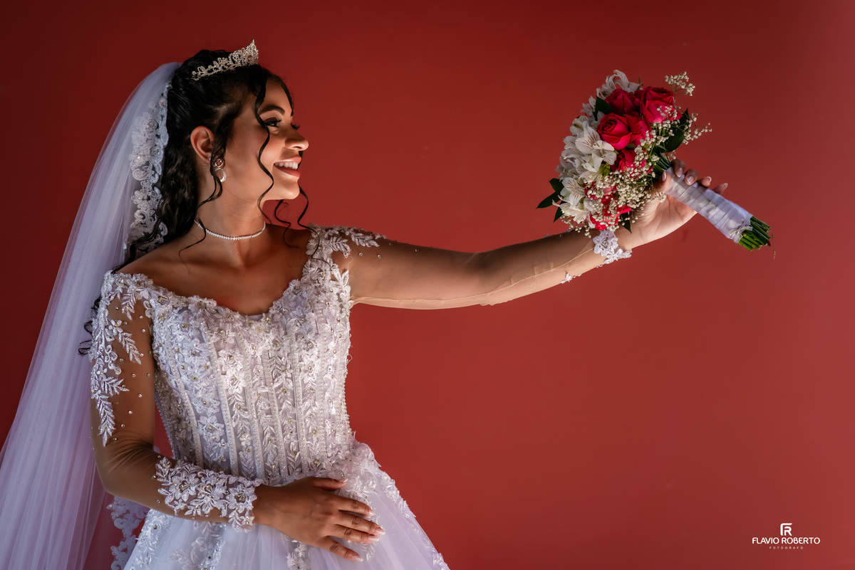 noiva segurando o buquê no Ateliê Daniel Rodrigues em Lorena no dia do casamento