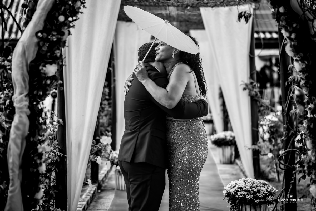 momento emocionante entre mãe e noivo durante casamento em Canas
