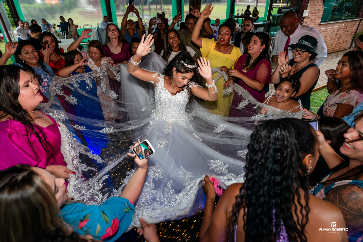 noiva comemorando com amigos na pista de dança durante a festa de casamento em Canas SP