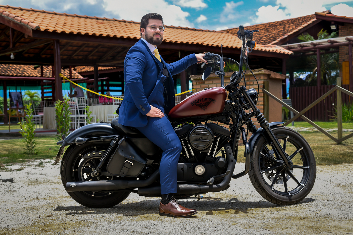 Noivo Khaled sentado em uma Harley Davidson antes da cerimônia de casamento na Chácara Recanto da Lagoa em Canas SP