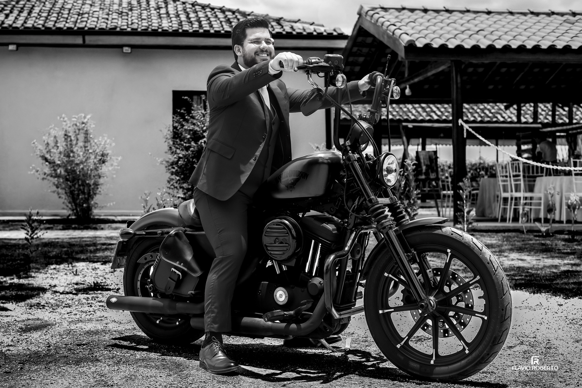 Noivo chegando para o casamento de Harley Davidson na Chácara Recanto da Lagoa em Canas no Vale do Paraíba