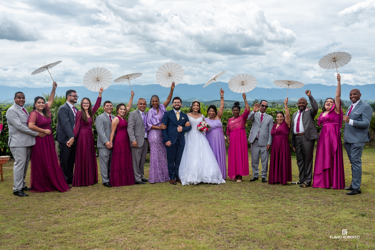 padrinhos celebrando casamento na Chácara Recanto da Lagoa em Canas SP
