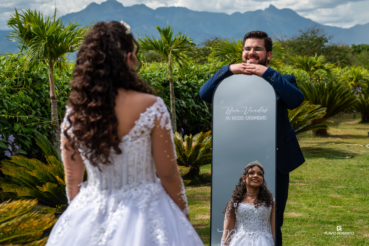 retrato dos noivos com paisagem do Vale do Paraíba ao fundo
