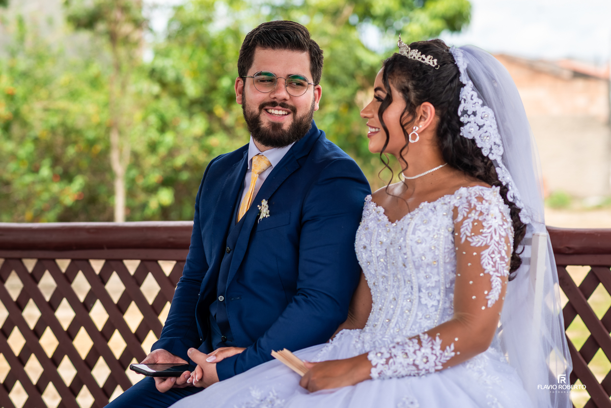retrato romântico dos noivos na Chácara Recanto da Lagoa em Canas
