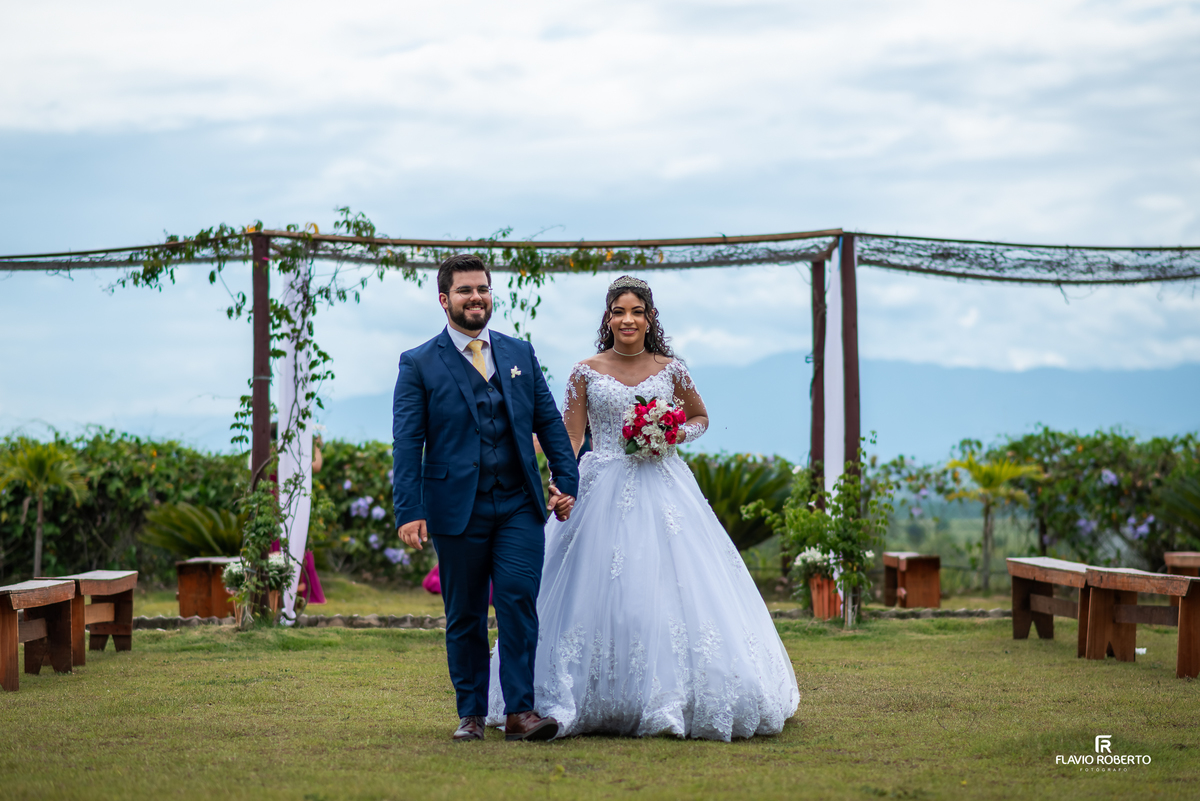 noivos caminhando após cerimônia de casamento na Chácara Recanto da Lagoa em Canas no Vale do Paraíba
