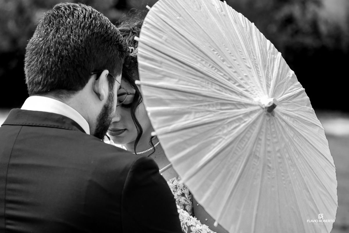 retrato romântico em preto e branco dos noivos com guarda-sol na Chácara Recanto da Lagoa em Canas
