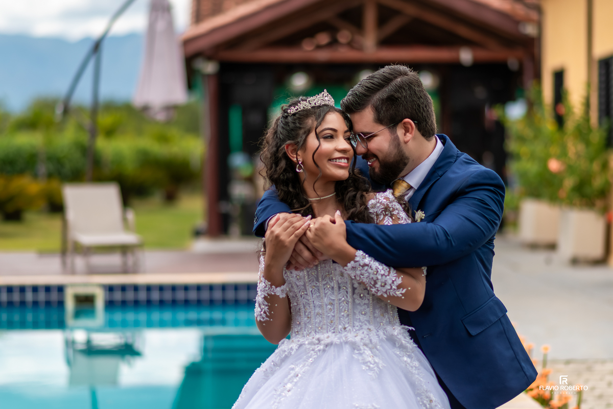 retrato romântico dos noivos na área da piscina da Chácara Recanto da Lagoa em Canas
