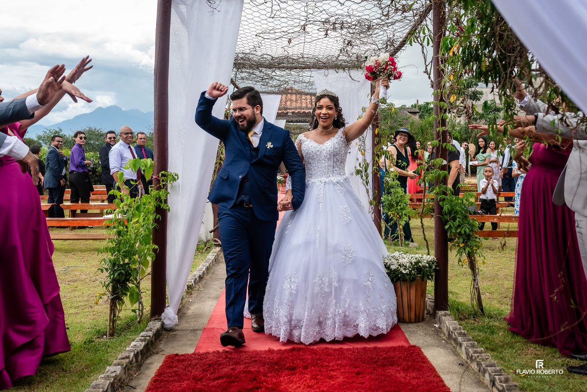 saída dos noivos Bionda e Khaled após cerimônia na Chácara Recanto da Lagoa em Canas SP
