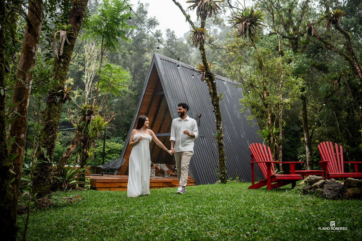 casal caminhando durante ensaio pre wedding na Lake View Cabanas em São Francisco Xavier na Serra da Mantiqueira