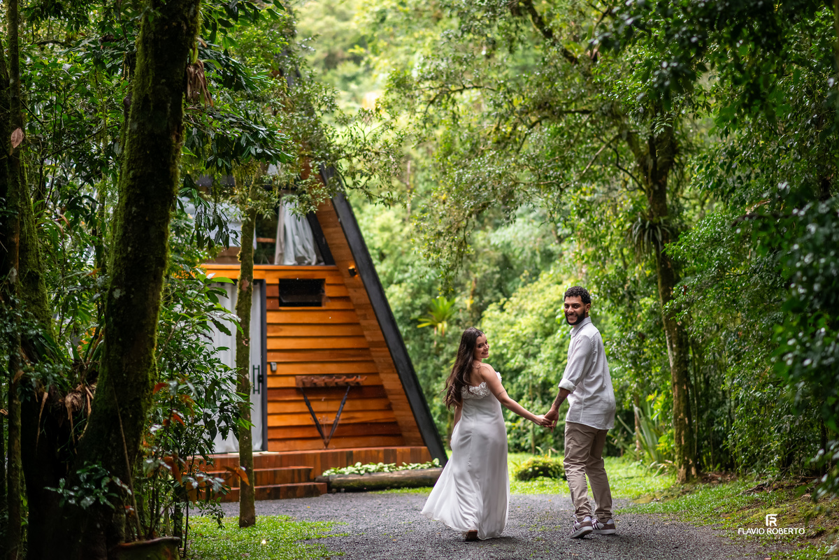 casal se divertindo durante ensaio pre wedding em cabana na Serra da Mantiqueira em São Francisco Xavier