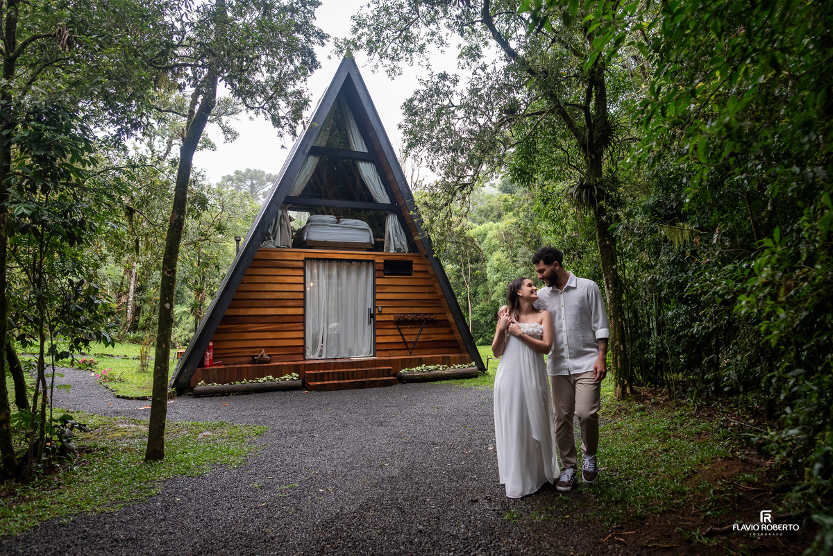 ensaio pre wedding do casal em frente à cabana na Lake View Cabanas em São Francisco Xavier na Serra da Mantiqueira