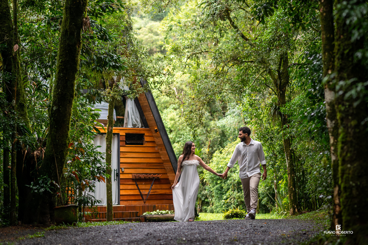 casal caminhando durante ensaio pre wedding na Lake View Cabanas em São Francisco Xavier na Serra da Mantiqueira